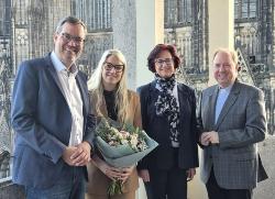 Carlin Hostert-Hack (2 v. l.) wird herzlich begrüßt