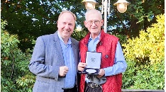 Pfarrer Franz Meurer mit der Mevlüde-Genç-Medaille geehrt 
