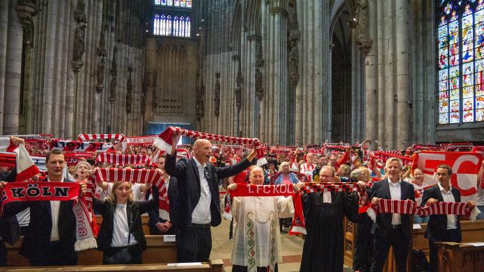 Stadtdechant Msgr. Kleine segnet ein Paar