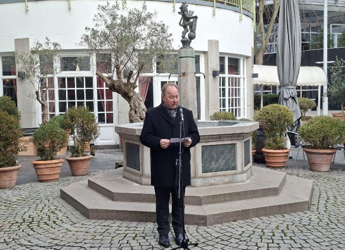 Msgr. Kleine auf dem Erich-Klibanski-Platz vor dem Löwenbrunnen