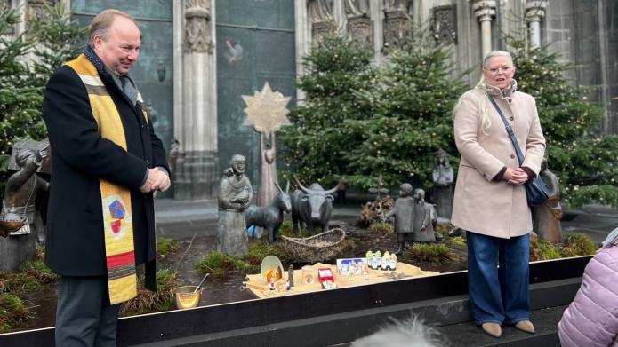 Stadtdechant Msgr. Kleine und Caroline M. Weber vor der Stadtkrippe am Südportal des Kölner Doms