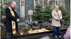 Kölner Stadtdechant segnet die Stadtkrippe am Dom 