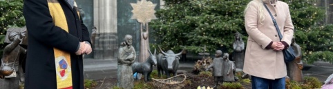 Kölner Stadtdechant segnet die Stadtkrippe am Dom 