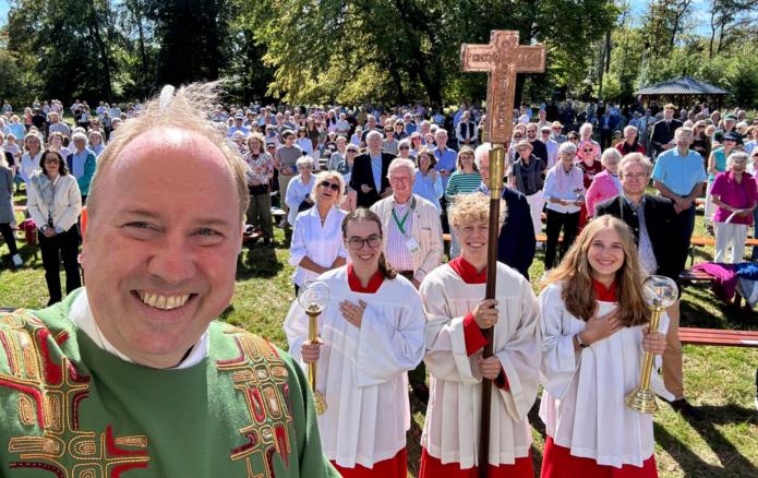 Msgr. Robert Kleine macht ein Selfie nach der Predigt im Lindenthaler Tierpark
