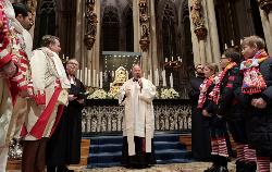 Msgr. Kleine am Dreikönigenschrein