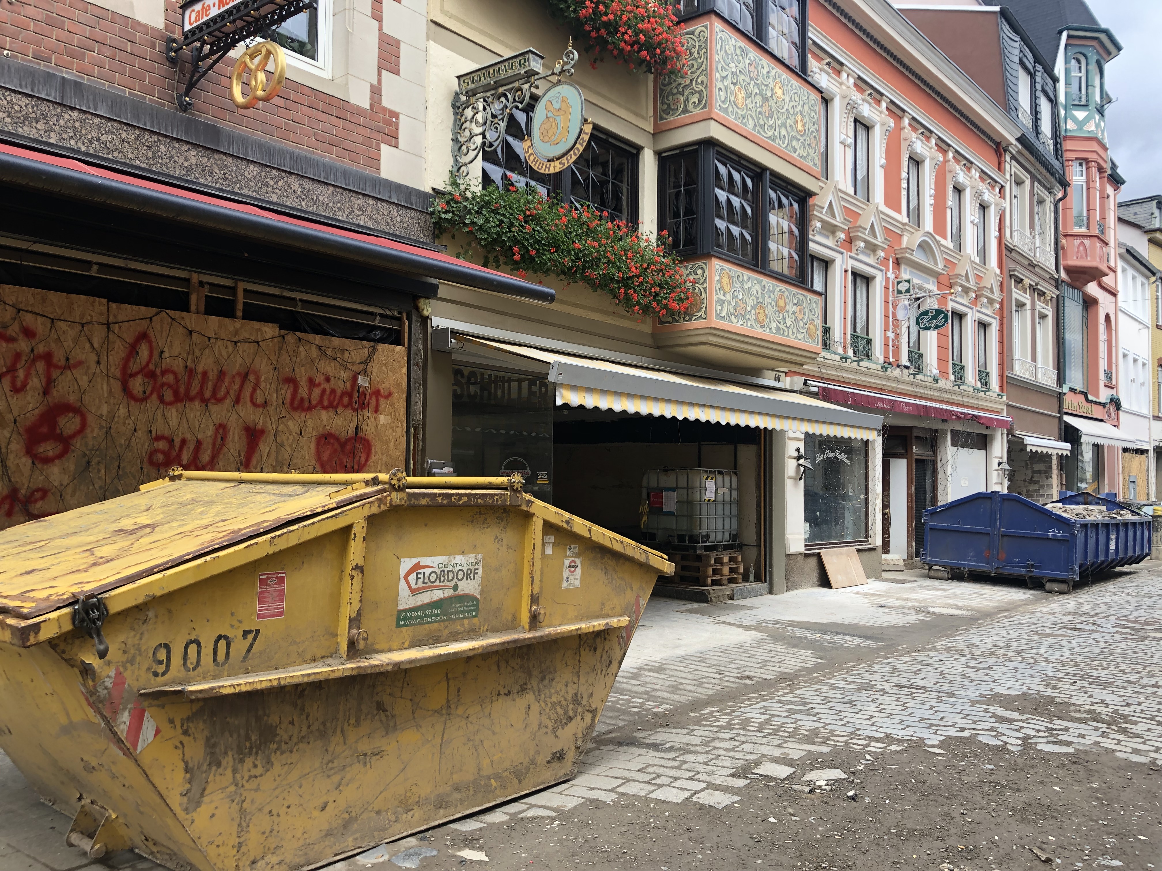 In der Altstadt von Bad Neuenahr-Ahrweiler gehen die Aufräumarbeiten weiter voran. Foto: © Michael Schmidt