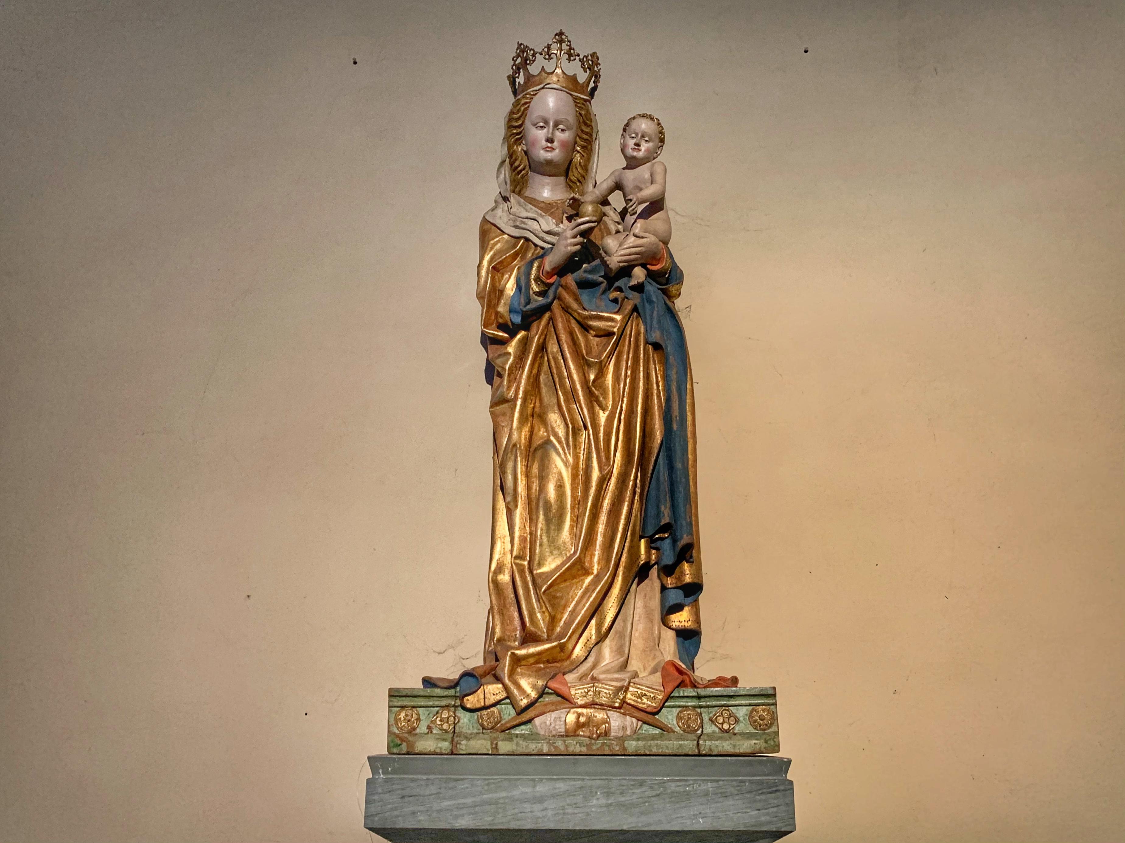 Die Madonna als Himmelskönigin mit dem Jesuskind stammt aus dem 15. Jahrhundert. Foto: © Elvis Katticaren / Stadtdekanat Köln