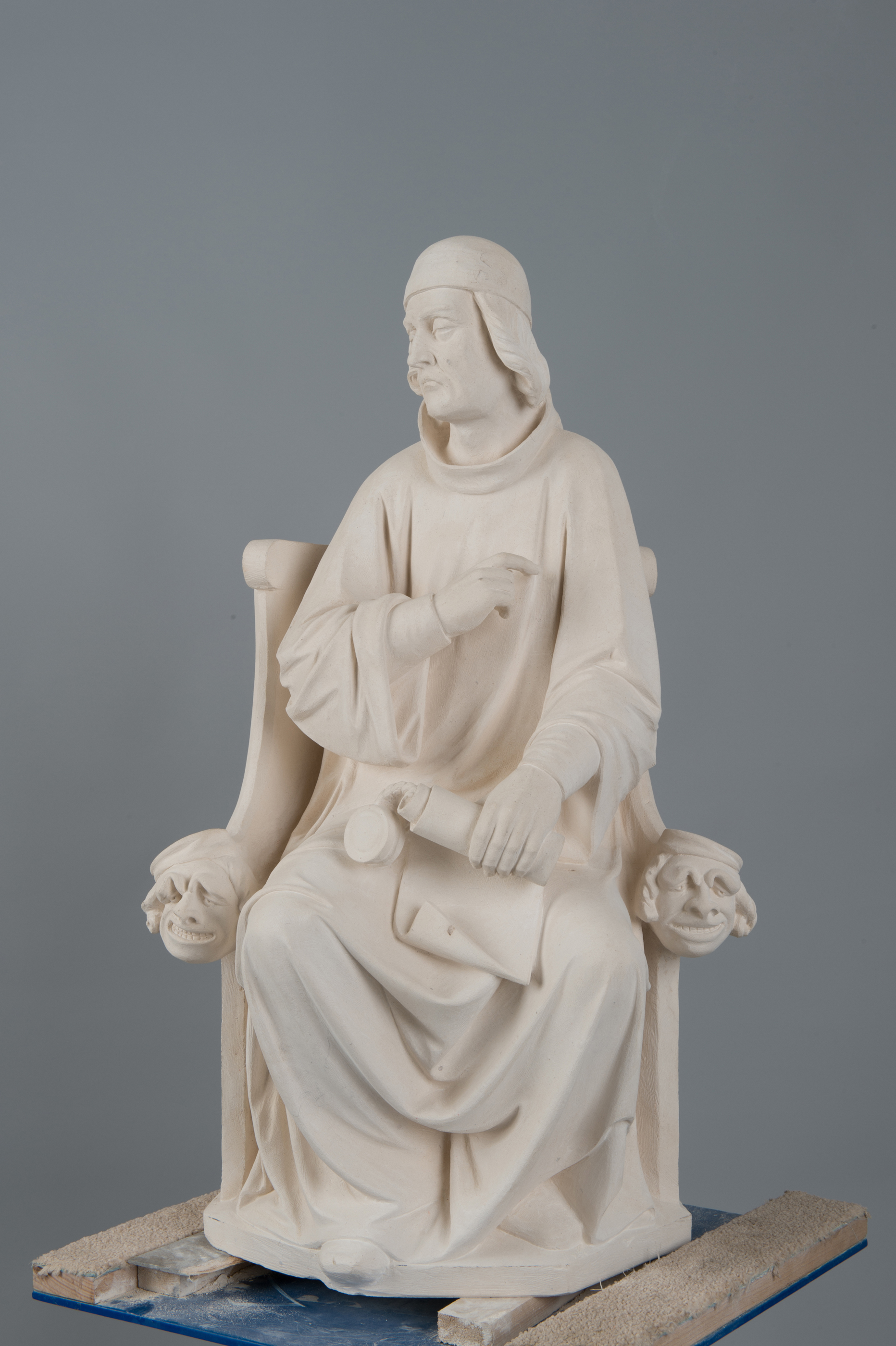 Erneuerte Archivoltenfigur des heiligen Ivo. © Hohe Domkirche, Dombauhütte / Foto: Jennifer Rumbach