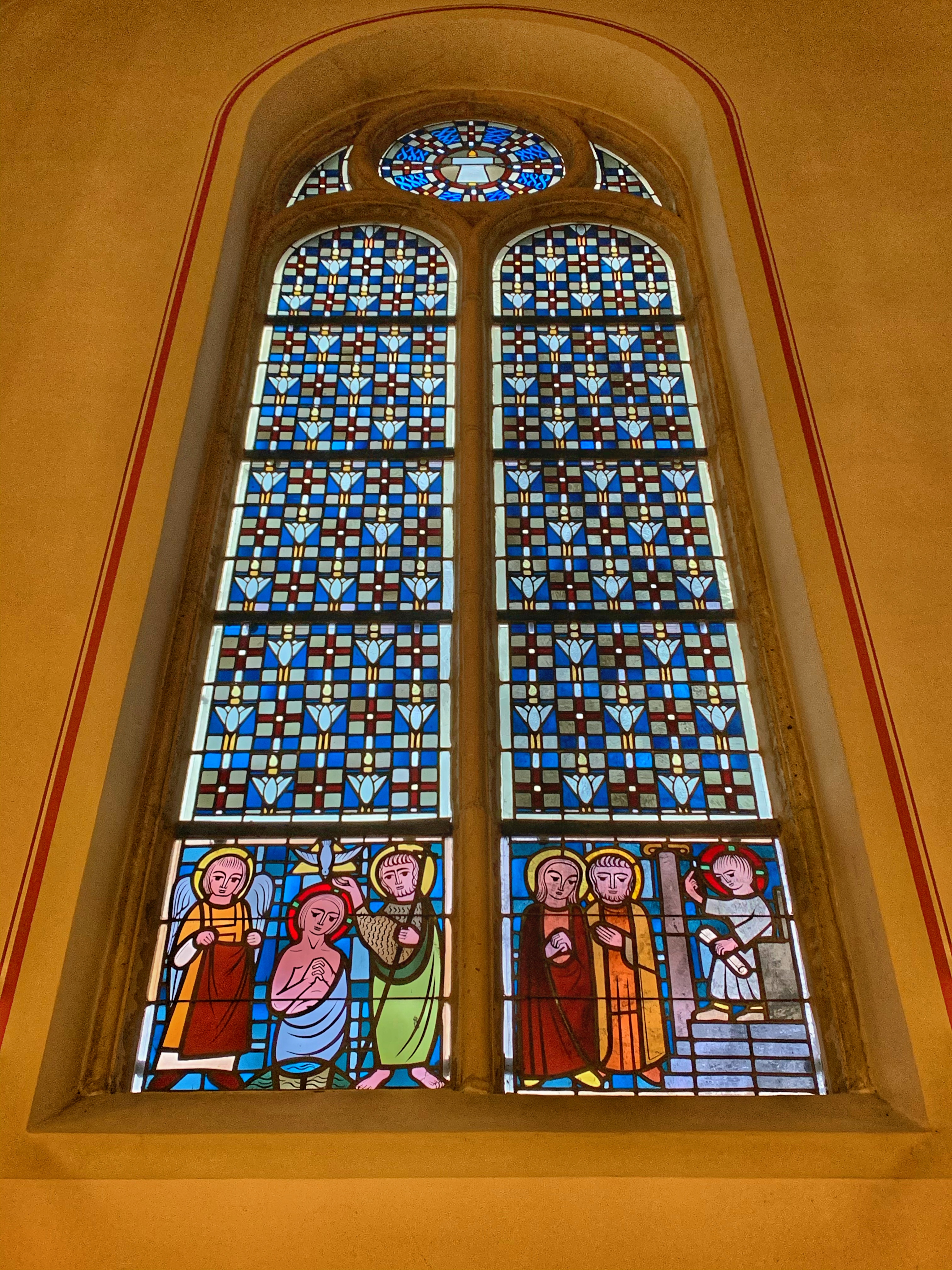 Die Tauife Jesu im Jordan ist in diesem Fenster dargestellt. Foto: © Elvis Katticaren / Stadtdekanat Köln
