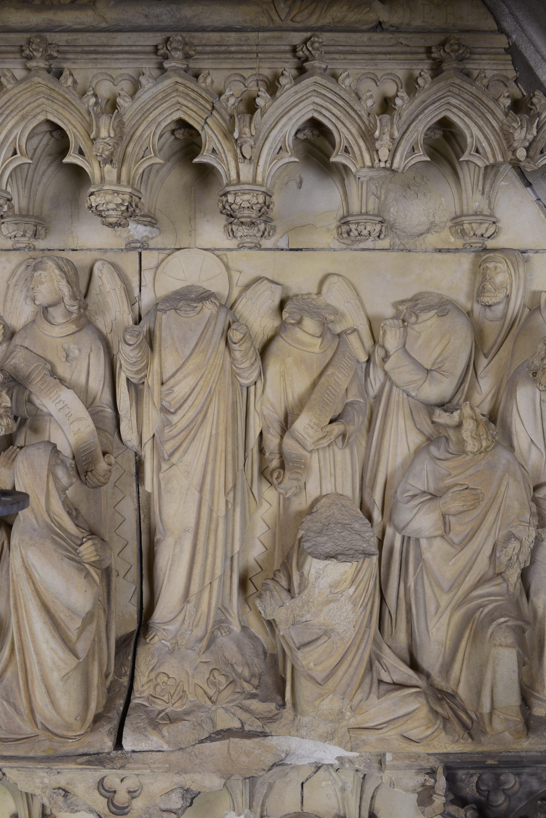 Gereinigtes Tympanon vor der bildhauerischen Ergänzung (Detail aus der Himmelfahrt Christi). © Hohe Domkirche, Dombauhütte / Foto: Jennifer Rumbach