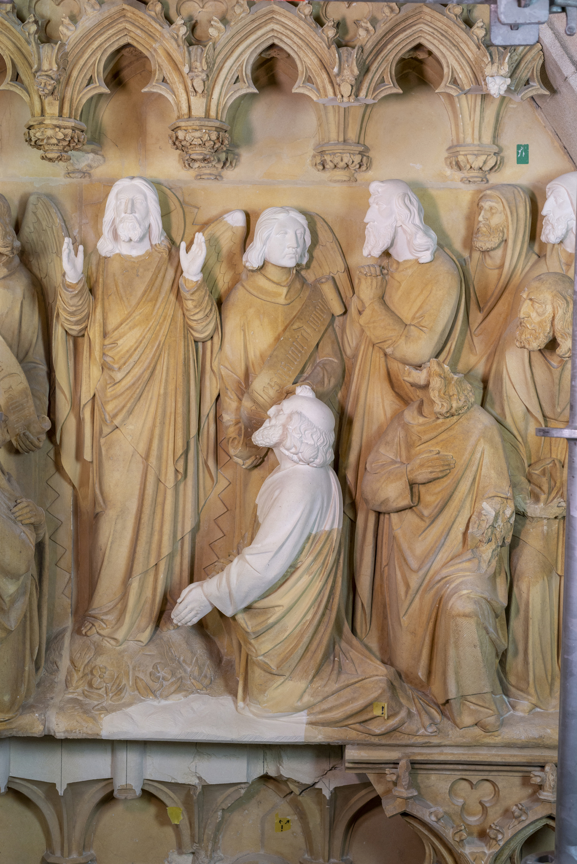 Tympanon nach der bildhauerischen Ergänzung (Detail aus der Himmelfahrt Christi).© Hohe Domkirche, Dombauhütte / Foto: Jennifer Rumbach