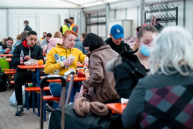 Nach der Ankunft in Köln bekommen Geflüchtete aus der Ukraine mit als Erstes eine Mahlzeit. Foto: © Stadt Köln