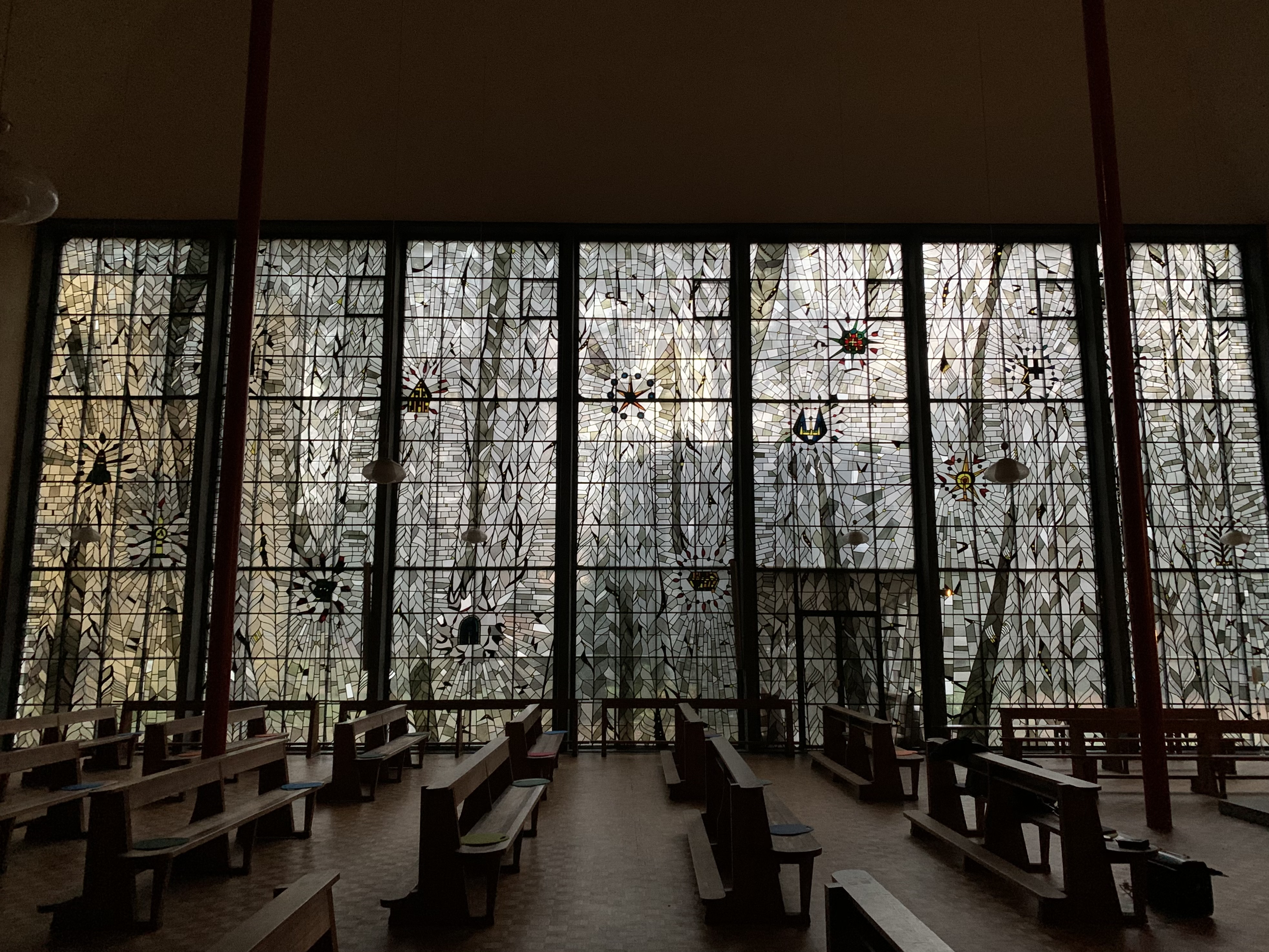 Die Glasfront greift Motive aus dem Mariengebet (Lauretanische Litanei) auf. Foto: © Elvis Katticaren / Stadtdekanat Köln