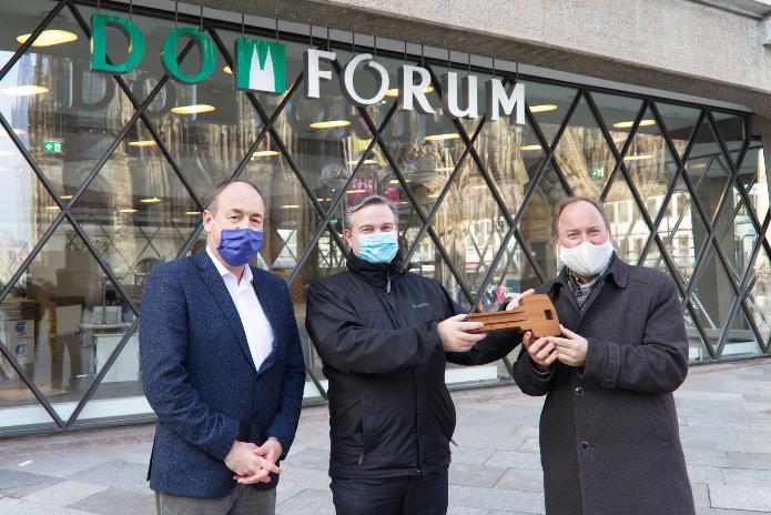 Schlüsselübergabe am sanierten und modernisierten DOMFORUM: Generakvikar Dr. Markus Hofmann (Mitte), Stadtdechant Msgr. Robert Kleine (re.) und DOMFORUMs-Leiter Rainer Tüschenbönner. Foto: ©Thomas Munns / Erzbistum Köln