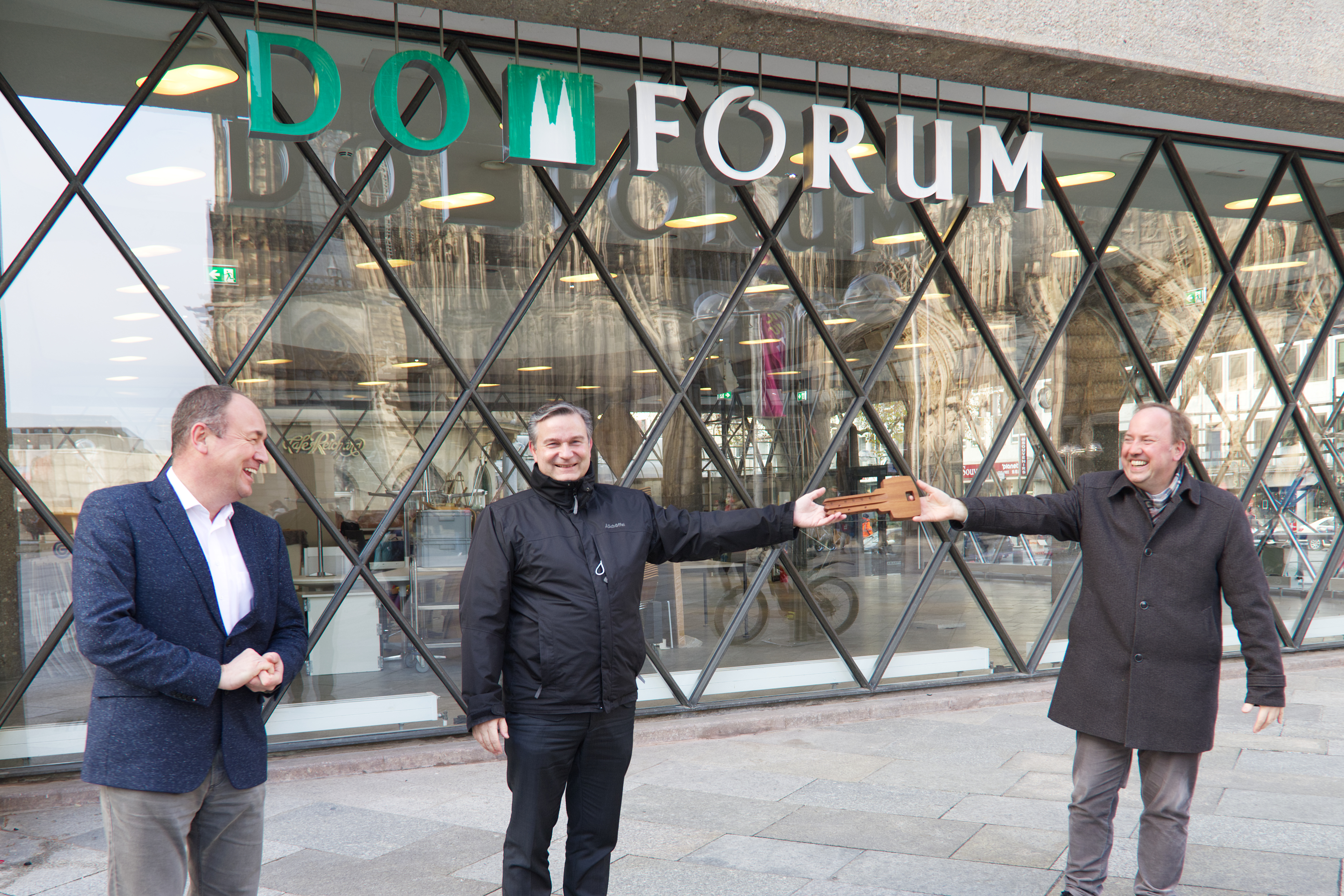 Coronakonforme Freude über die Wiedereröffnung des DOMFORUMs: Stadtdechant Msgr. Robert Kleine, Generalvikar Dr. Markus Hofmann und DOMFORUMs-Leiter Rainer Tüschenbönner (v.re.). Foto: ©Thomas Munns / Erzbistum Köln