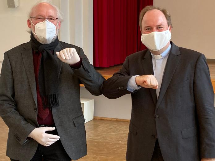 Coronakonform wurde Abschied gefeiert: Josef Schäfers (li.) und Stadtdechant Msgr. Robert Kleine. Foto: © Stadtdekanat Köln