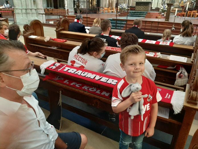 Die Liebe zum FC hat auch schon viele Kinder gepackt. Foto: © Johannes Schröer / DOMRADIO.DE