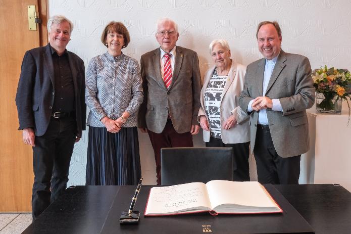 25 Jahre „Helfen durch Geben – Der Sack e.V.“: Auf Einladung von Oberbürgermeisterin Henriette Reker (Zweite von links) trugen sich Gründer*innen und Schirmherren ins Goldene Buch der Stadt Köln einn (v.li.): Schirmherr Superintendent Markus Zimmermann, Gründer Ernst Mommertz, Gründerin Erika Wittkamp und Kölns Stadtdechant Msgr. Robert Kleine, der ebenfalls Schirmherr des Vereins ist. Foto: © Henning Schoon