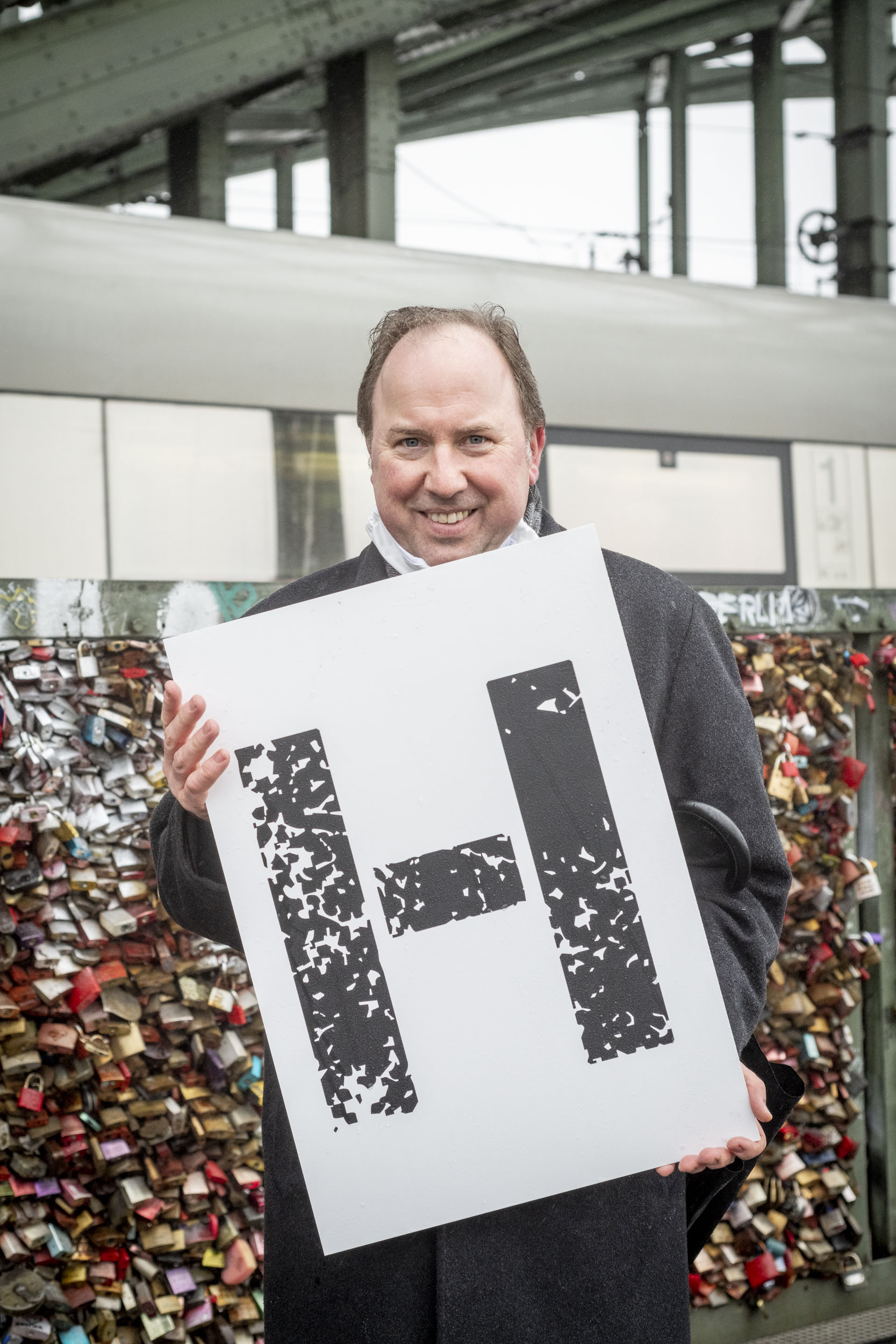 Stadtdechant Msgr. Robert Kleine bei der Aktion #EINFACHnurMENSCHsein. Foto: © Jennifer Rumbach