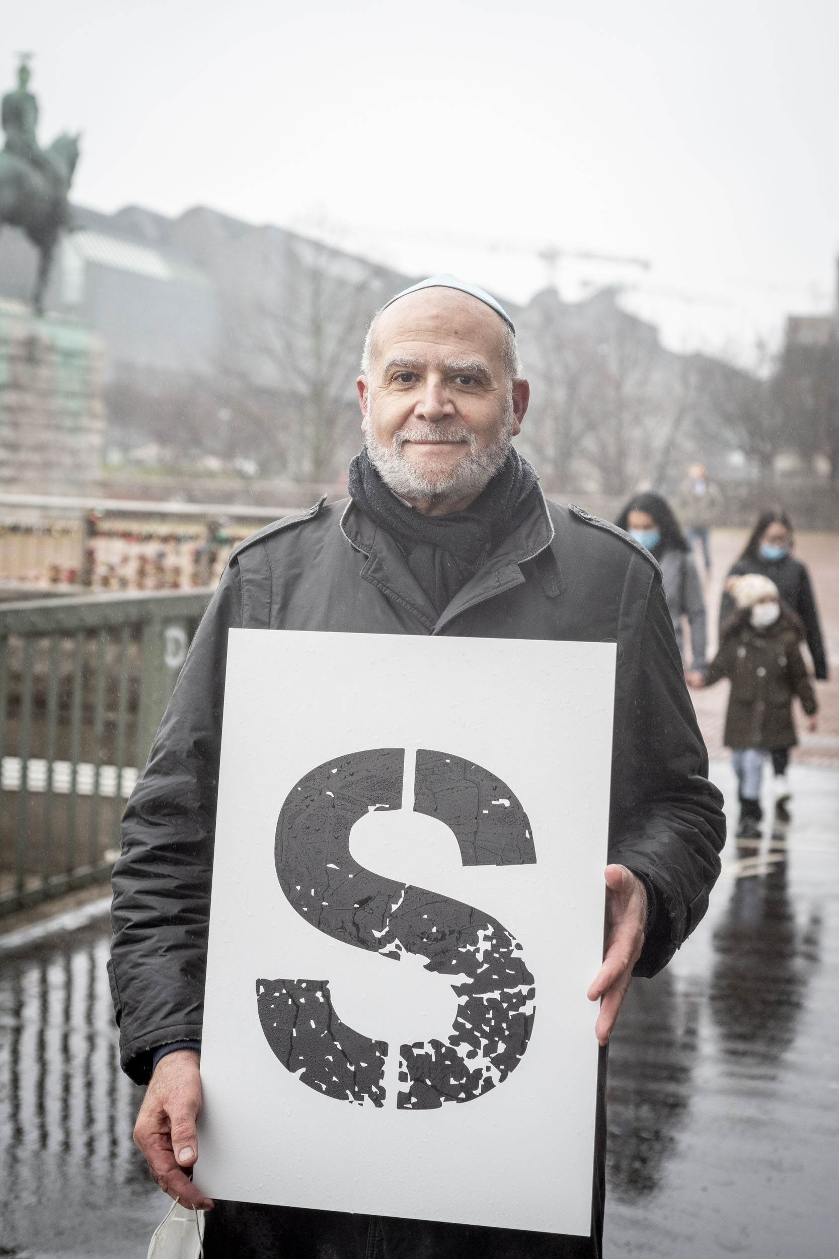 „Nur Mensch sein“ bilden die von den Einzelnen getragenen Buchstaben am Ende. Hier Rafi Rothenberg von der Liberalen Jüdischen Gemeinde Köln. Foto: © Jennifer Rumbach
