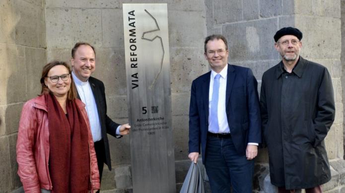 Die Via Reformata durch Köln ist eröffnet. Die Stele an der Antoniter-Citykirche wurde von Stadtsuperintendent Dr. Bernhard Seiger (2.v.re.) und Stadtdechant Msgr. Robert Kleine (2.v.li.) im Beisein von Bürgermeisterin Brigitta von Bülow und Pfarrer Mathias Bonhoeffer enthüllt. Foto: © Stefan Rahmann / APK