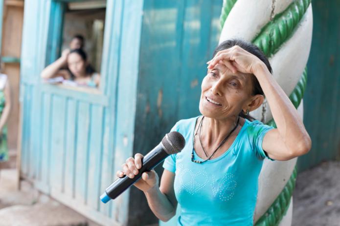Doña Glória Lara bei einer Versammlung im Bergdorf El Pital, Honduras. Padre Melo unterstützt ihr Volk, für seine Rechte einzutreten. Foto: © Jürgen Escher / Adveniat