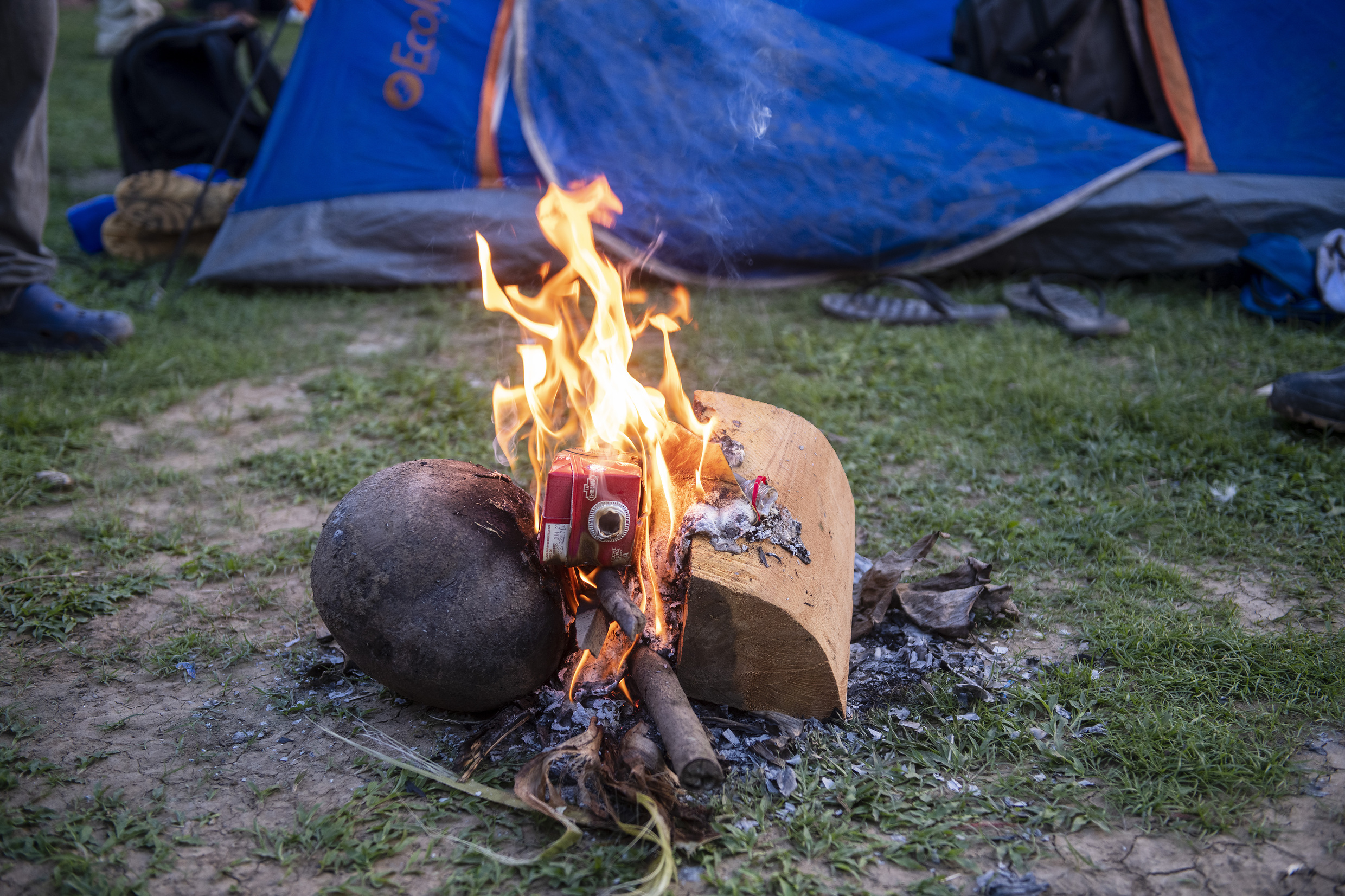 Ein Feuer solldie quälenden Mücken vertreiben. Foto: © Florian Kopp / Adveniat
