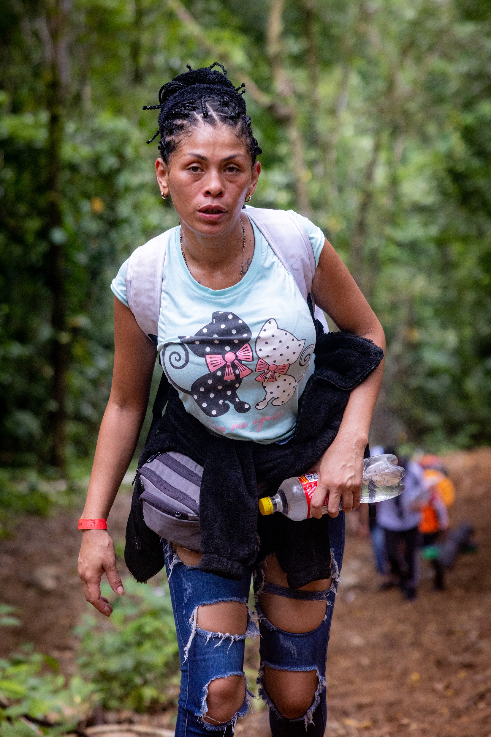 Frauen, Männer, ganze Familien machen sich auf den strapazenreichen Weg durch den Darièn-Dschungel.Foto: © Jonas Brander / Adveniat