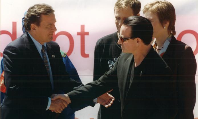 Eine-Welt-Aktivist und U2-Sänger BONO und der damalige Bundeskanzler Gerhard Schröder sowie Jubilee-2000-Gründerin Ann Pettifor (re.). Foto: © Robert Boecker