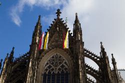 An Fronleichnam ist der Dom feierlich beflaggt. Foto. Erzbistum Köln / © Laura Thomas