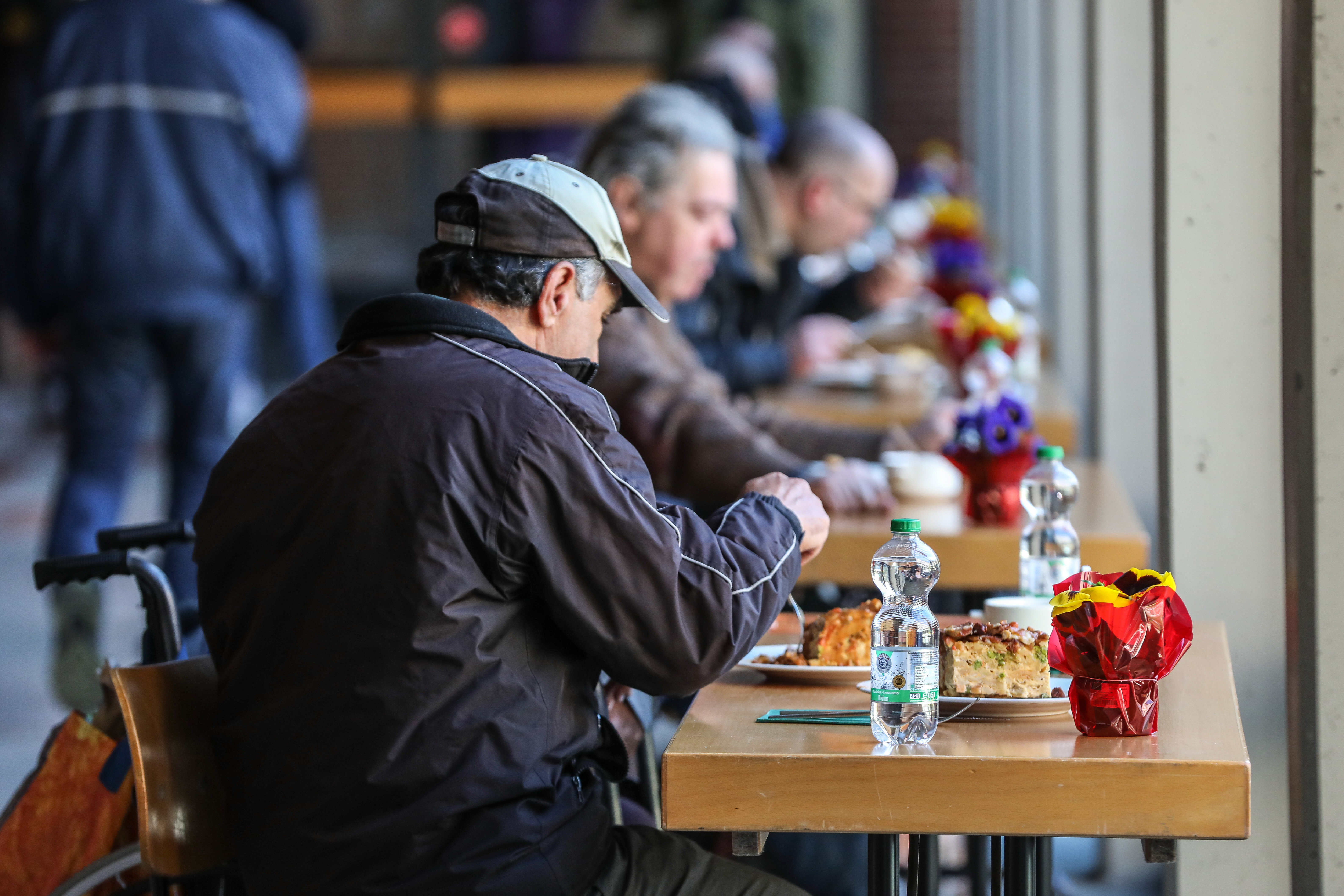 Wohnunglose erhalten im Priesterseminar eine warme Mahlzeit. Foto: © Henning Schoon / Erzbistum Köln