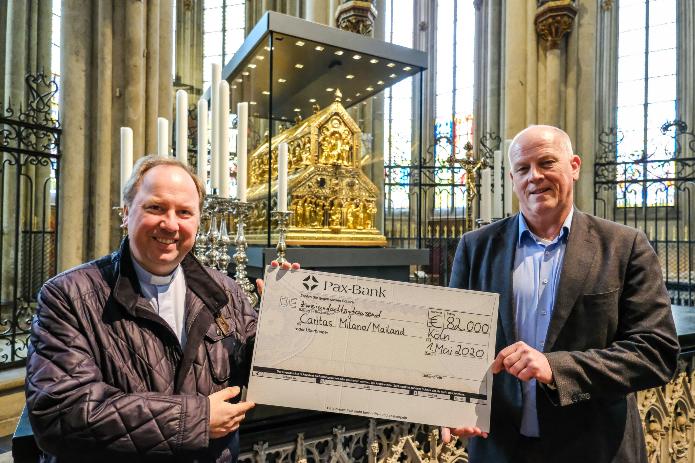 Stadtdechant Msgr. Robert Kleine (li.) und Robert Boecker, Chefredakteur der Kirchenzeitung für das Erzbistum Köln, freuen sich über bislang 82.000 Euro Spenden zur Unterstützung der Caritas in Norditalien in der Corona-Zeit. Foto: © Henning Schoon/Kirchenzeitung Köln