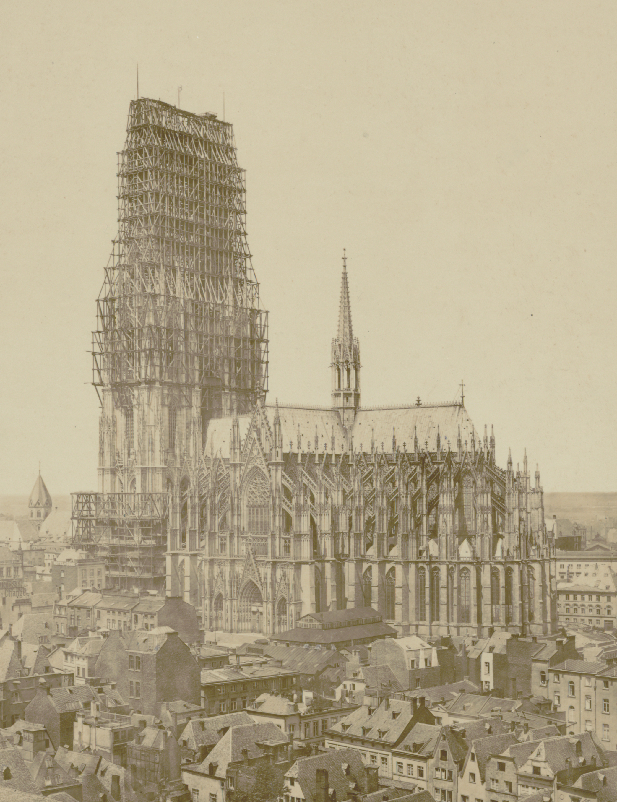 Fotografie von Anselm Schmitz, Kölner Dom, Ansicht von Südosten, mit eingerüsteten Türmen und Blick über die Kölner Altstadt, Gesamtansicht, um 1880, Dombauarchiv Köln. © Hohe Domkirche Köln, Dombauhütte