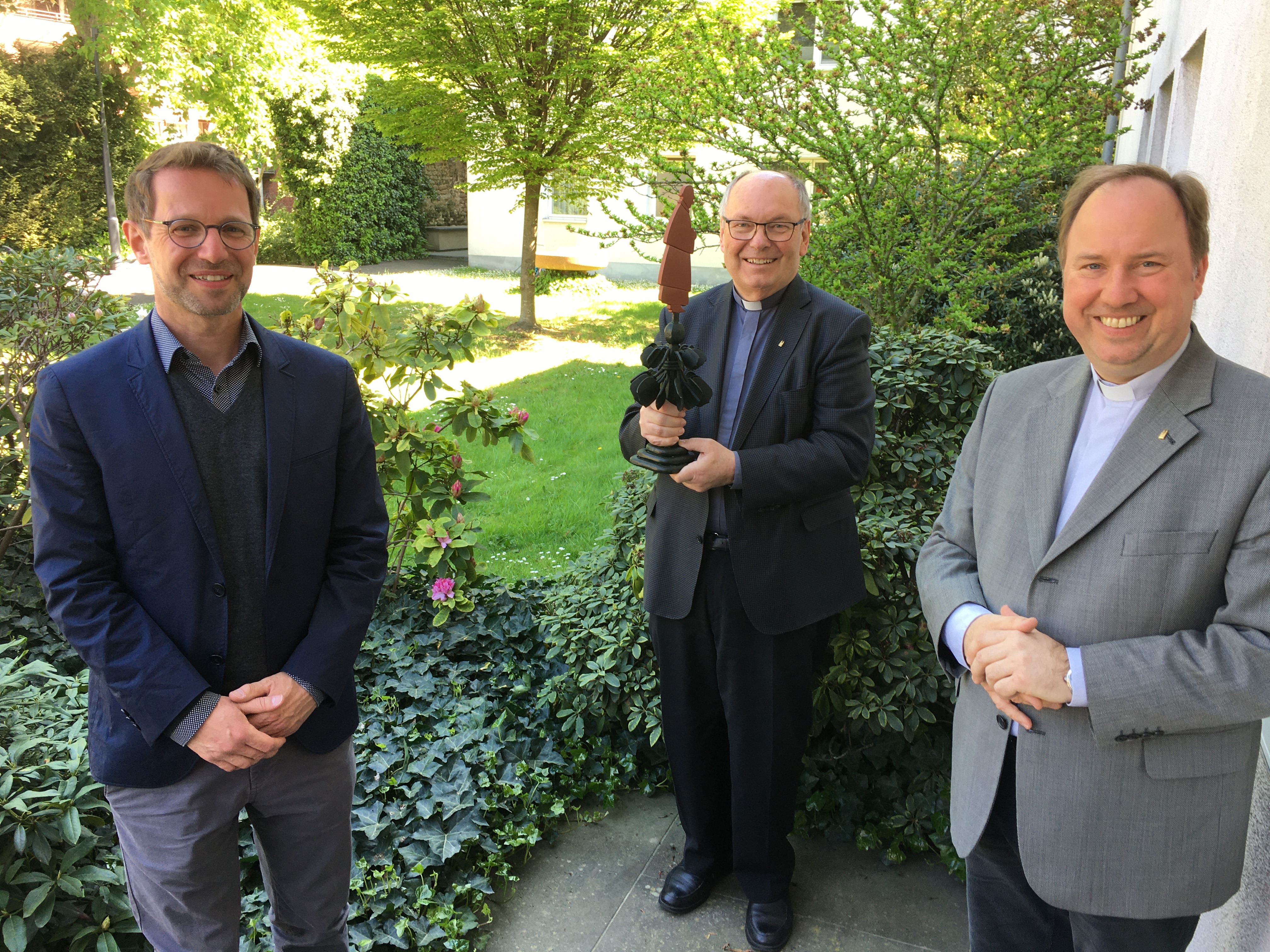 Dompropst Gerd Bachner (Mitte) mit den Gratulanten, Stadtdechant Msgr. Robert Kleine (re.) und Dombaumeister Peter Füssenich. Foto: © Dombauhütte Köln 