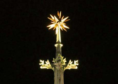 Der Stern von Bethlehem auf dem Vierungsturm des Kölner Doms strahlt im Dunkeln weithin sichtbar. Foto: © Isabel Sternkopf/Kölner Dombauhütte