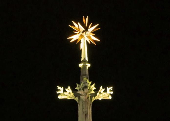 Der Stern von Bethlehem über dem Vierungsturm des Kölner Domes. © Hohe Domkirche Köln, Dombauhütte; Foto: © Isabel Sternkopf