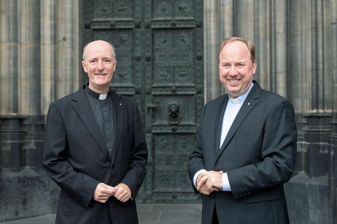 Der neue Dompropst Msgr. Guido Assmann (li.) mit Stadt- und Domdechant Msgr. Robert Kleine, der ihn am 20. September im Kölner Dom in sein Amt einführte. Foto: © Hohe Domkirche Köln / Dombauhütte / Jennifer Rumbach