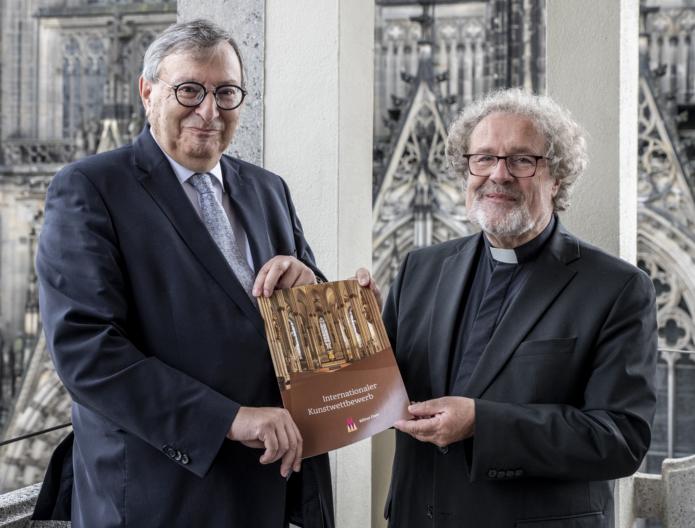 Abraham Lehrer (links) und Weihbischof Rolf Steinhäuser (rechts) präsentieren die Ausschreibung des Internationalen Kunstwettbewerbs. © Hohe Domkirche Köln / Foto: Jennifer Rumbach