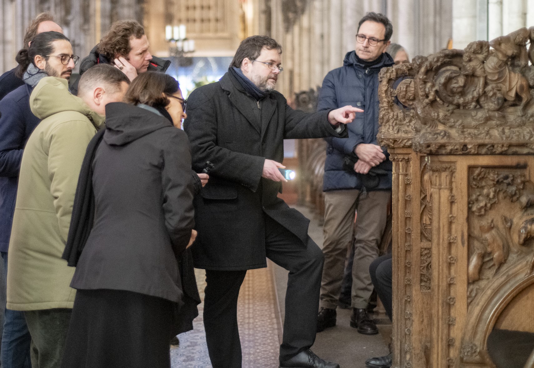 Dr. des Matthias Deml zeigt antijüdische Darstellungen im Chorgestühl des Domes. Foto: © Hohe Domkirche Köln / Jennifer Rumbach