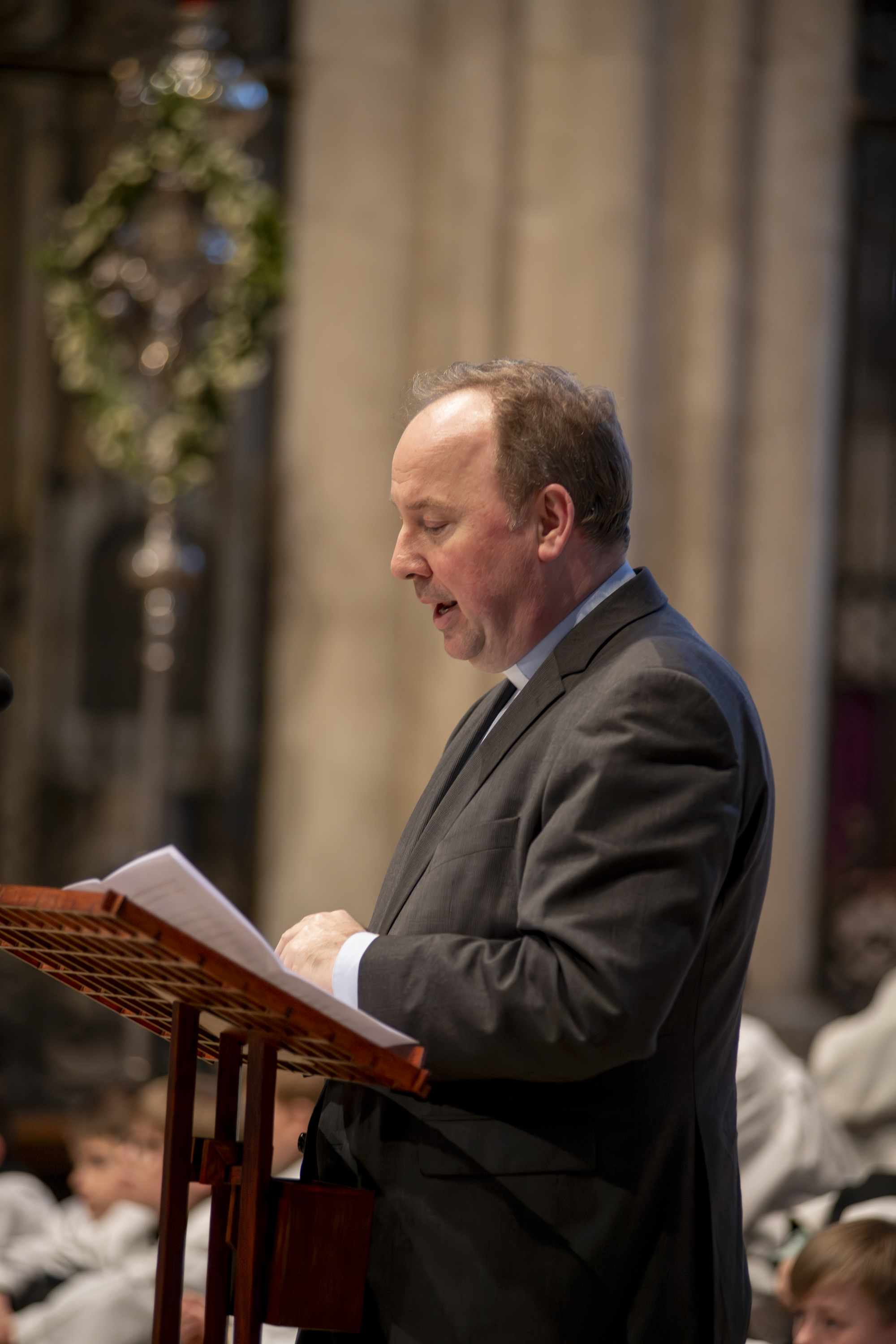 Stadt- und Domdechant Msgr. Robert Kleine eröffnete die Sonderausstellung der Domschatzkammer im Rahmen einer Feierstunde am Dreikönigenschrein im Kölner Dom. © Hohe Domkirche Köln / Kölner Dombauhütte Foto: Jennifer Rumbach