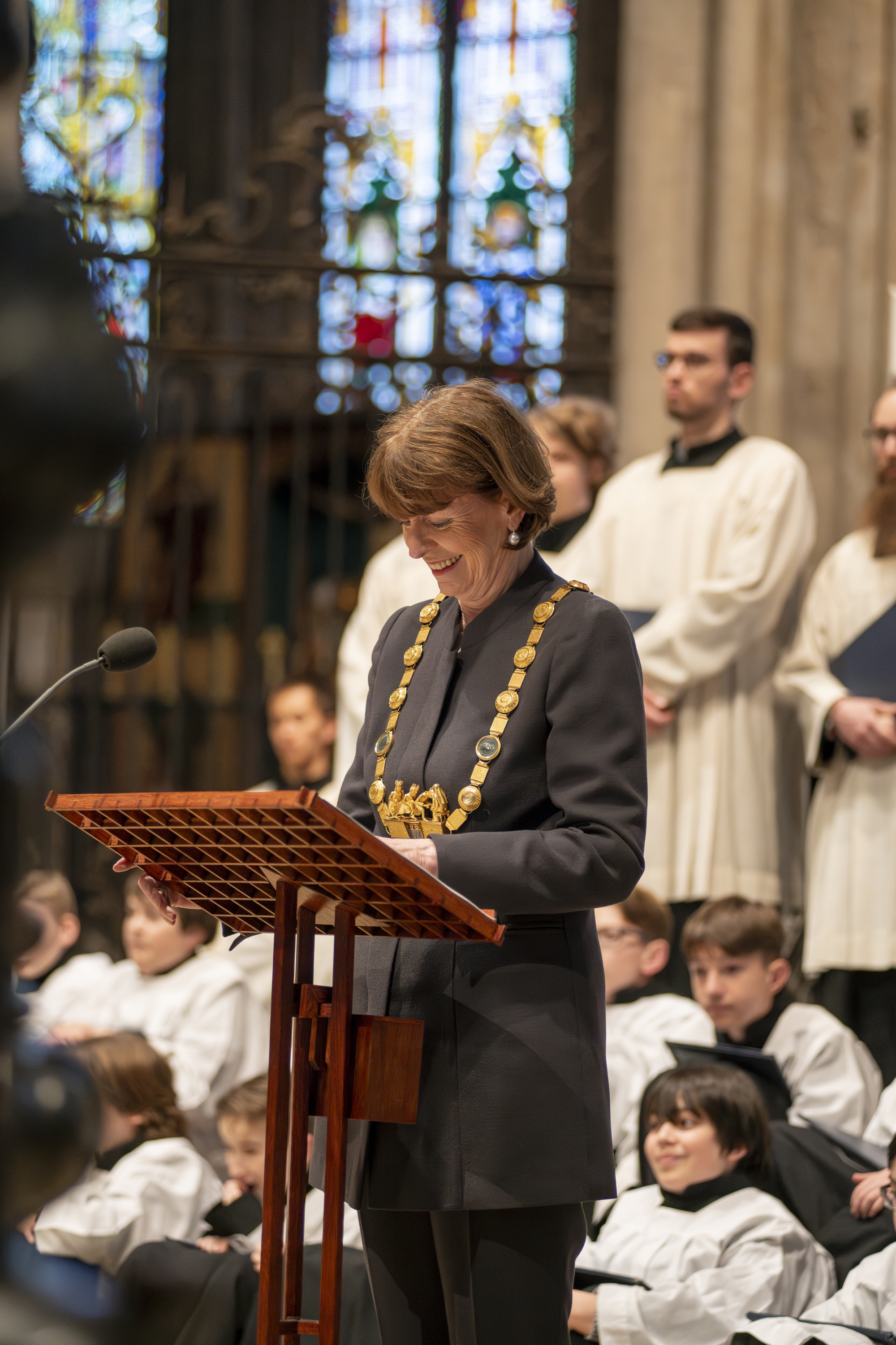 Bei der Eröffnung der Ausstellung am Dreikönigenschrein trug Kölns Oberbürgermeisterin Henriette Reker ihre Amtskette noch, bevor sie sie für die Dauer der Ausstellung in der Domschatzkammer ablegte. © Hohe Domkirche Köln / Kölner Dombauhütte Foto: Jennifer Rumbach