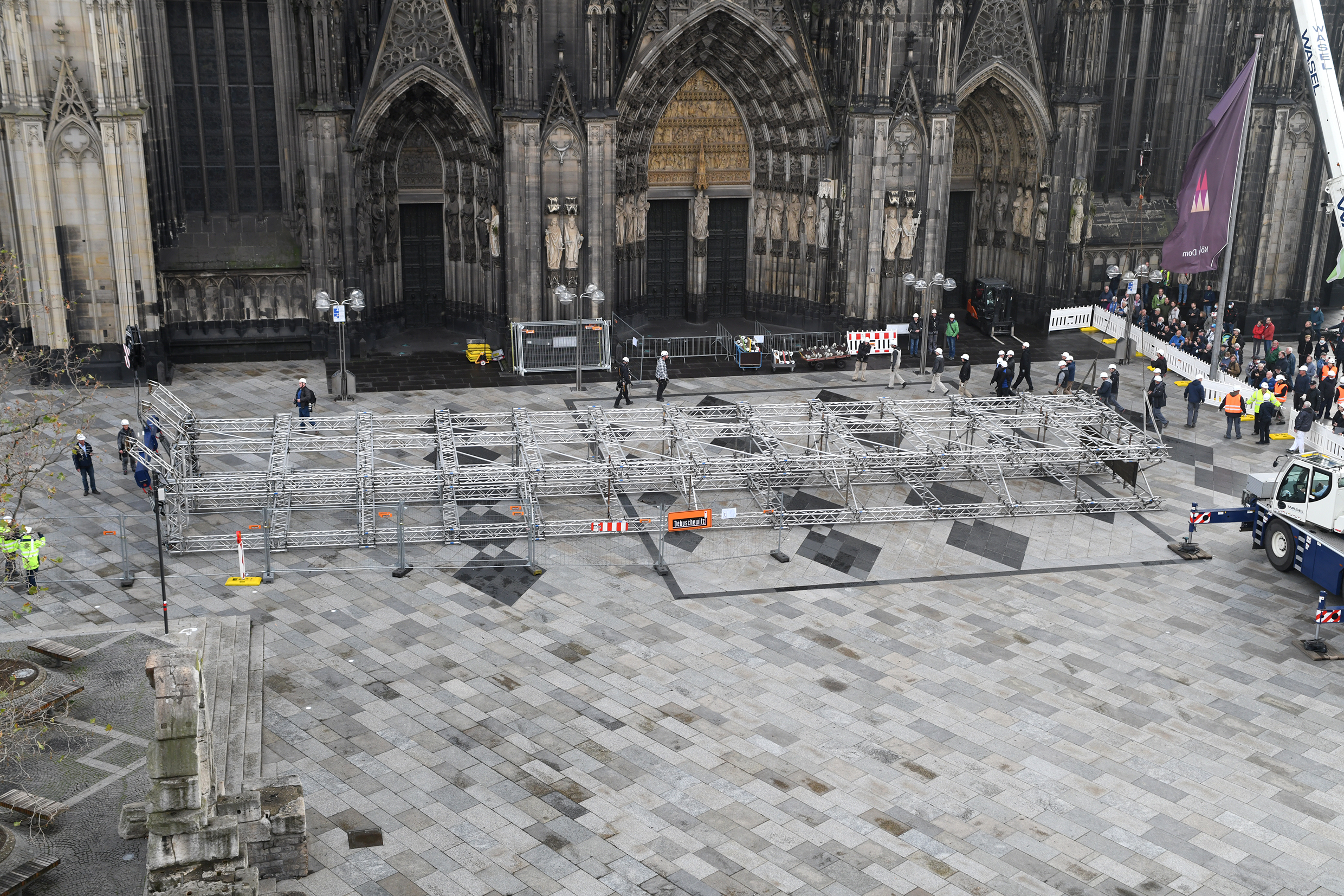 Eine besondere Prozession: die Flügel des Hängegerüsts werden am Stück abtransportiert und in den kommenden Tagen und Wochen demontiert. © © Dombauhütte Köln / Foto: Jennifer Rumbach