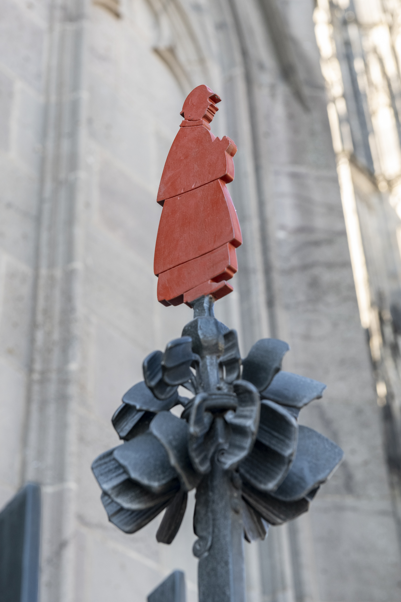 Der frühere Dompropst Gerd Bachner wurde mit dieser Skulptur am neuen Schutzgitter des Kölner Domes verewigt. Foto: © J. Rumbach / Hohe Domkirche Köln / Dombauhütte