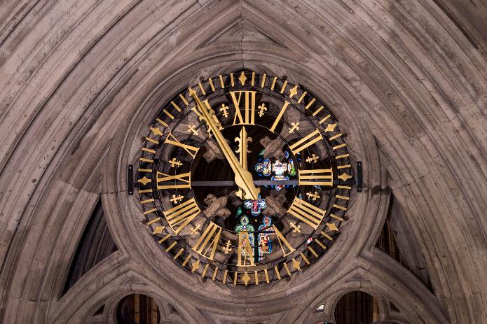 Die Uhr im Langhaus des Kölner Doms. Foto: © Hohe Domkirche Köln / Dombauhütte / Jennifer Rumbach 