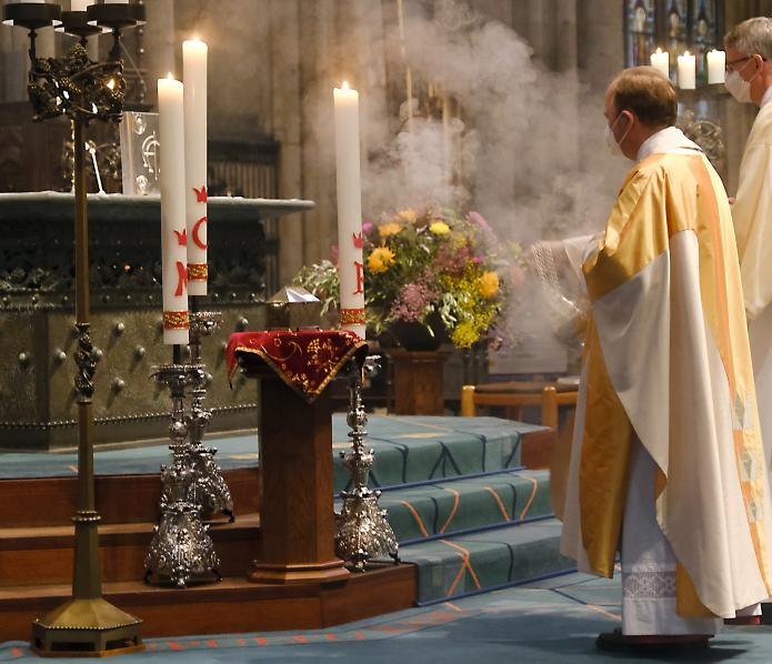 Stadtdechant Msgr. Robert Kleine (coronakonform mit Maske) eröffnete die Dreikönigswallfahrt 2021. Der Segen wurde später mit einem besonderen Reliquiar der Heiligen Drei Könige erteilt. Rechts Diakon Jens Freiwald. Foto: © Robert Boecker