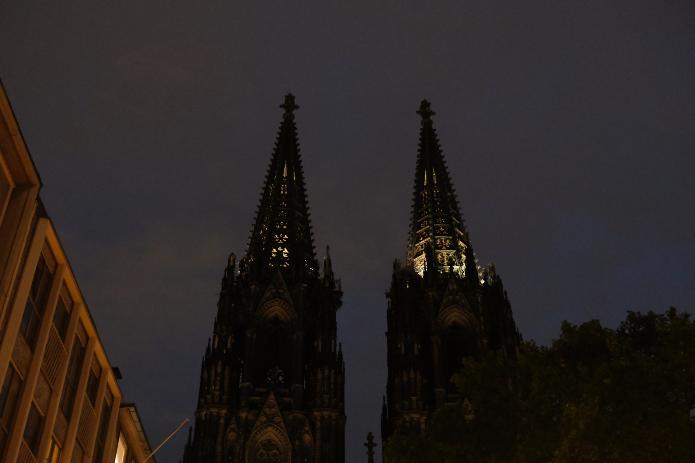 Die von innen heraus beleuchteten Turmhelme am ansonsten dunklen Dom. Foto: © Pia Modanese
