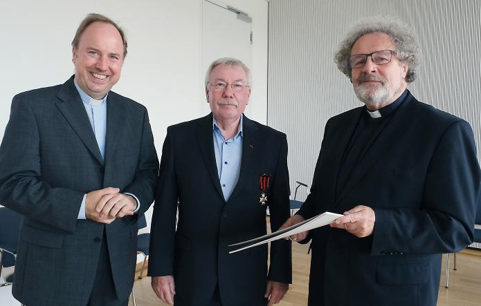 Der neu ernannte Ritter des Silvesterordens, Günter Kühler (Mitte), mit Stadtdechant Msgr. Robert Kleine und Weihbischof Rolf Steinhäuser (re.). Foto: © Robert Boecker