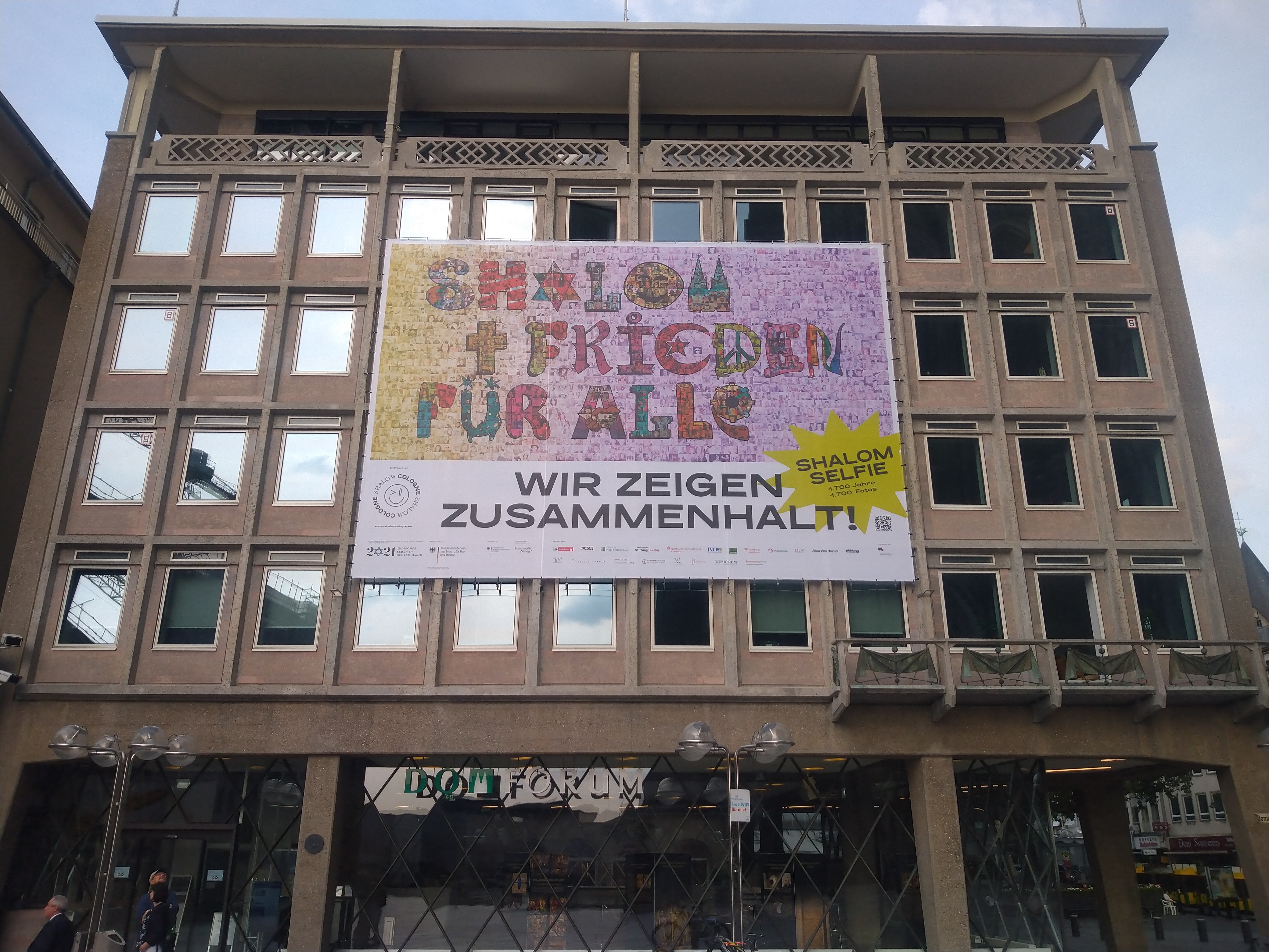 Das XXL-Mosaik am DOMFORUM setzt auch ein Zeichen gegen Antisemitismus, Rassismus und Ausgrenzung. Foto: © Hildegard Mathies / Stadtdekanat Köln
