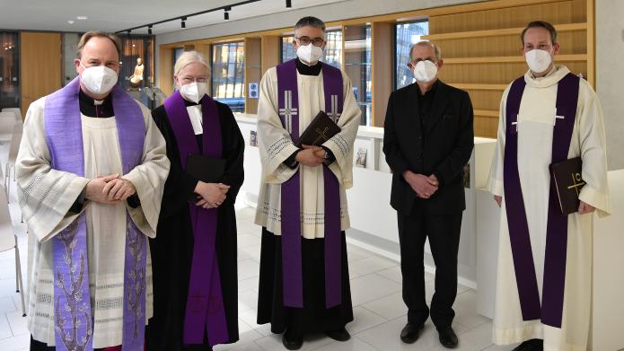 Beteten gemeinsam für den Frieden in der Ukraine (v.lil.: Stadtdechant Msgr. Robert Kleine, Superintendentin Susanne Beuth, Pfarrer Jürgen Wenge, Pfarrer Mathias Bonhoeffer und Pfarrer Markus Herzberg. Foto: © Engelbert Broich 