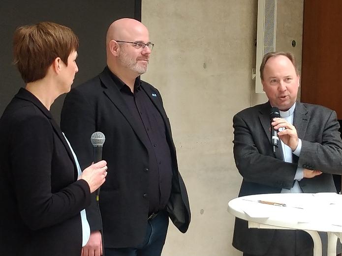 Stadtdechant Msgr. Robert Kleine (re.), Gregor Stiels, der Vorsitzende des Katholikenausschusses in der Stadt Köln, und Moderatorin Melanie Wielens. Foto: © Hildegard Mathies / Stadtdekanat Köln